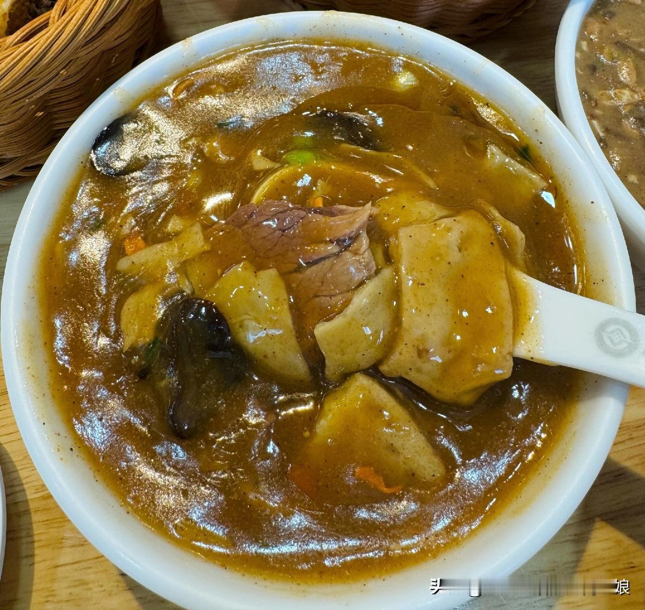 说胡辣汤是河南早餐的“半壁江山”，没人反对吧？这碗从清代传下来的吃食，早成了刻在
