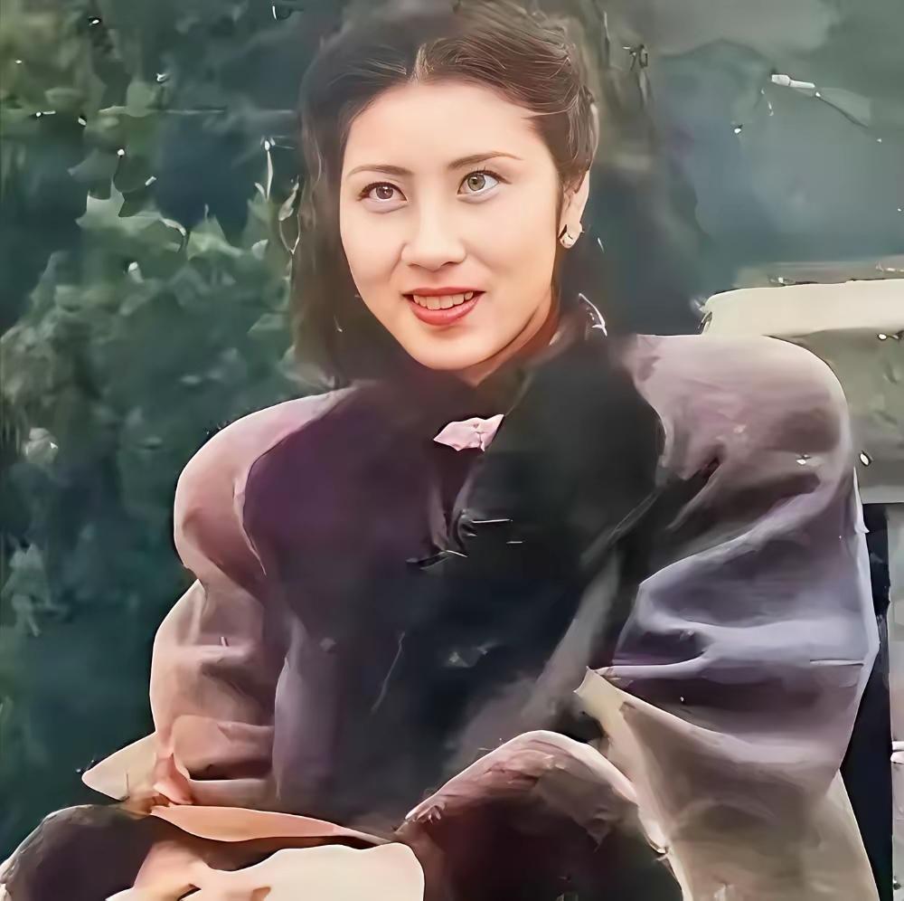 1947年，张灵甫被击毙，19岁的王玉龄为他守寡，蒋经国屡次三番骚扰她。然而