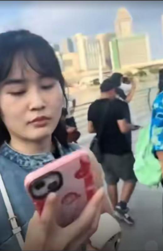 内地女子在马来西亚拍照游玩，被香港女游客指着鼻子骂“中国狗,滚回中国