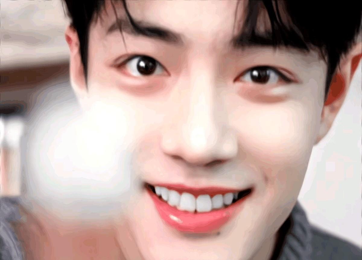 肖战片场跳绳被传“零下十五度秀腹肌”，真相却远没那么戏剧化。保暖外套裹得严严实