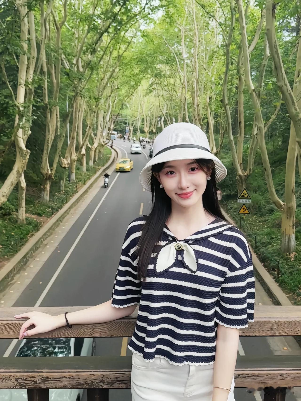 阳光明媚的午后，漫步在绿树成荫的林荫道，感受生活的美好。🌞🌳💐