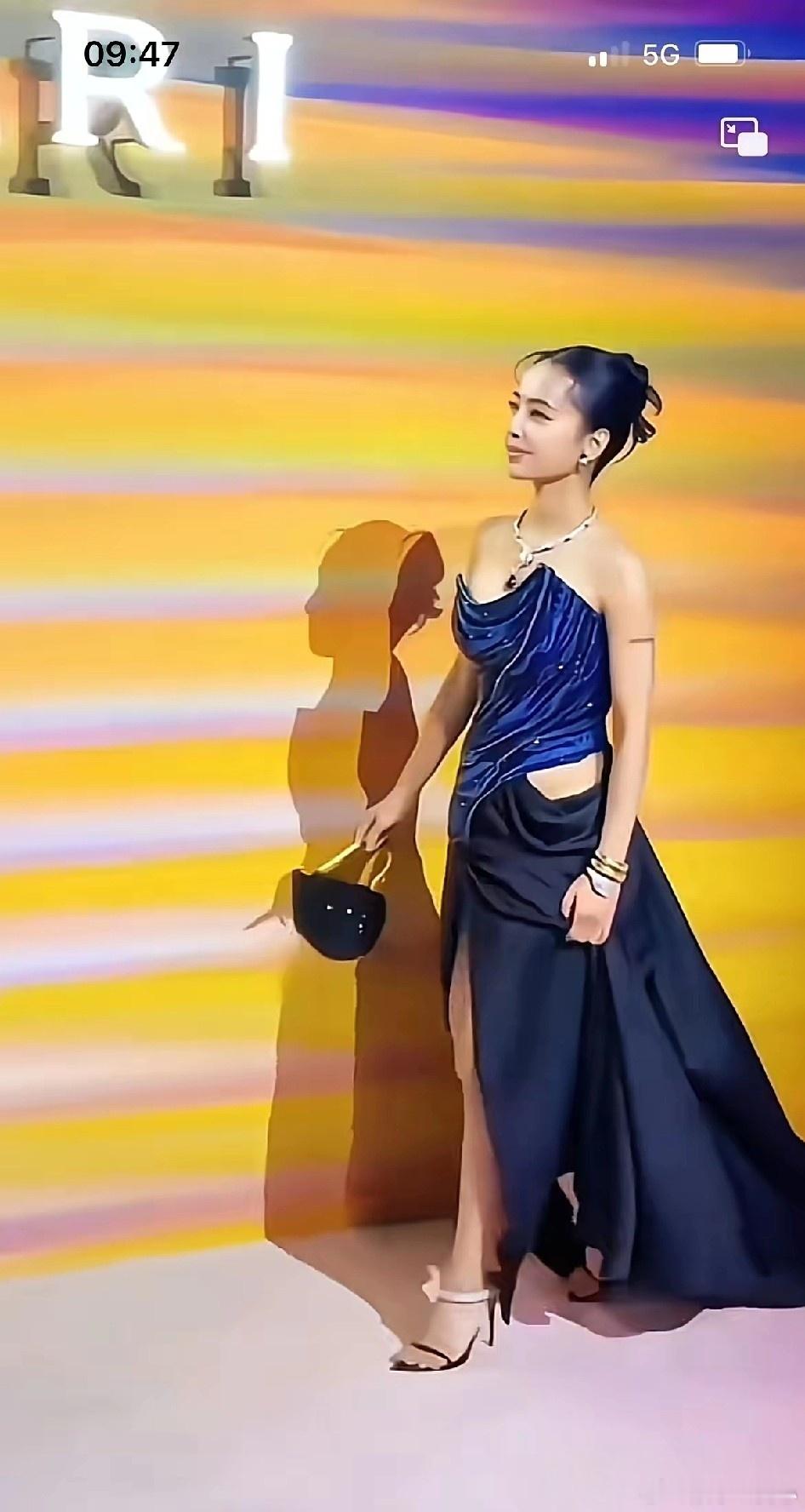 43岁蔡依林走光引热议，真的是裙子的问题吗？最近她赶活动临时换衣服，团队承认安