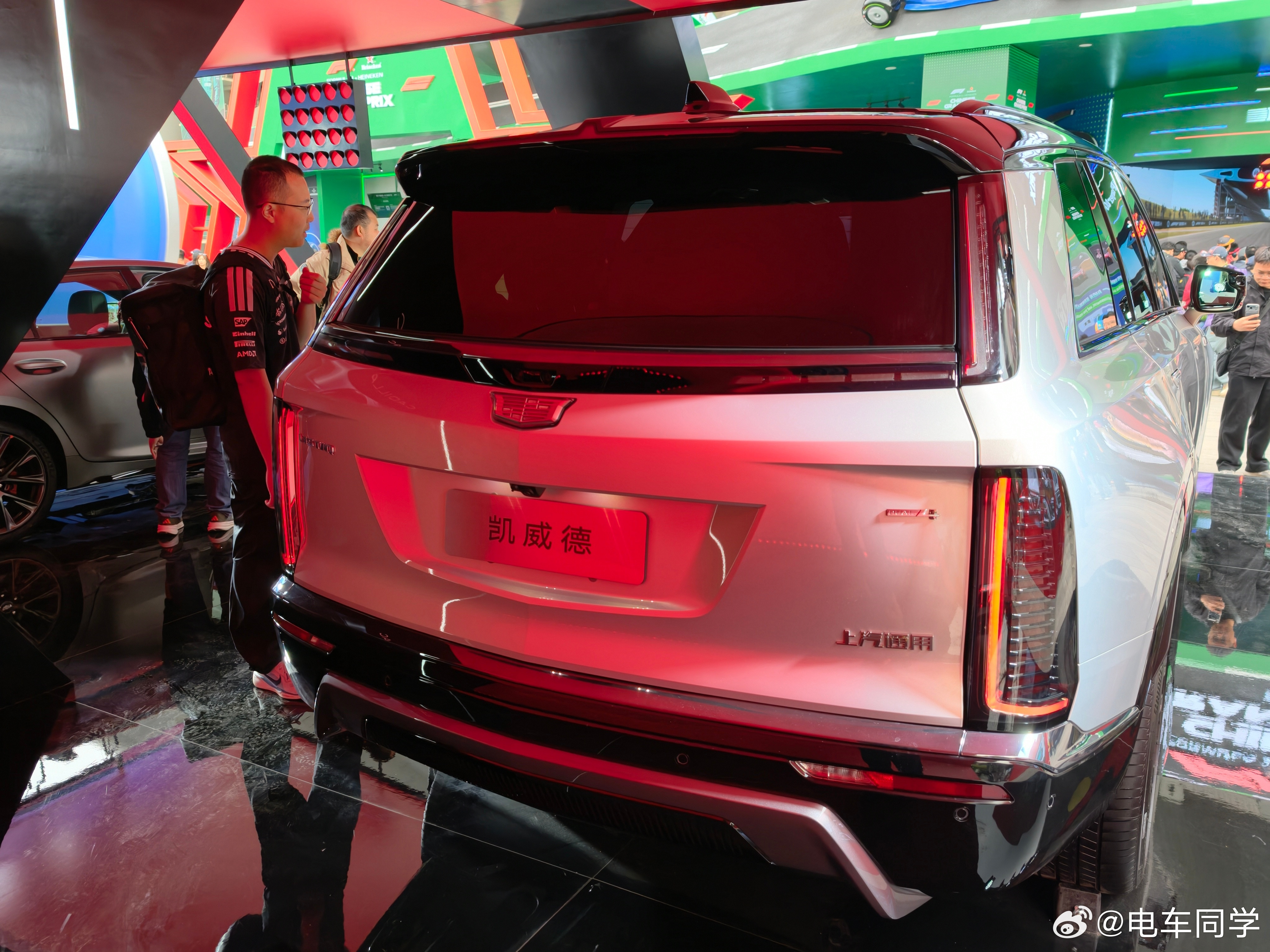 凯迪拉克今年第一年参加F1，现场搭了单独的展台，展出了全新的纯电动车凯威德，还