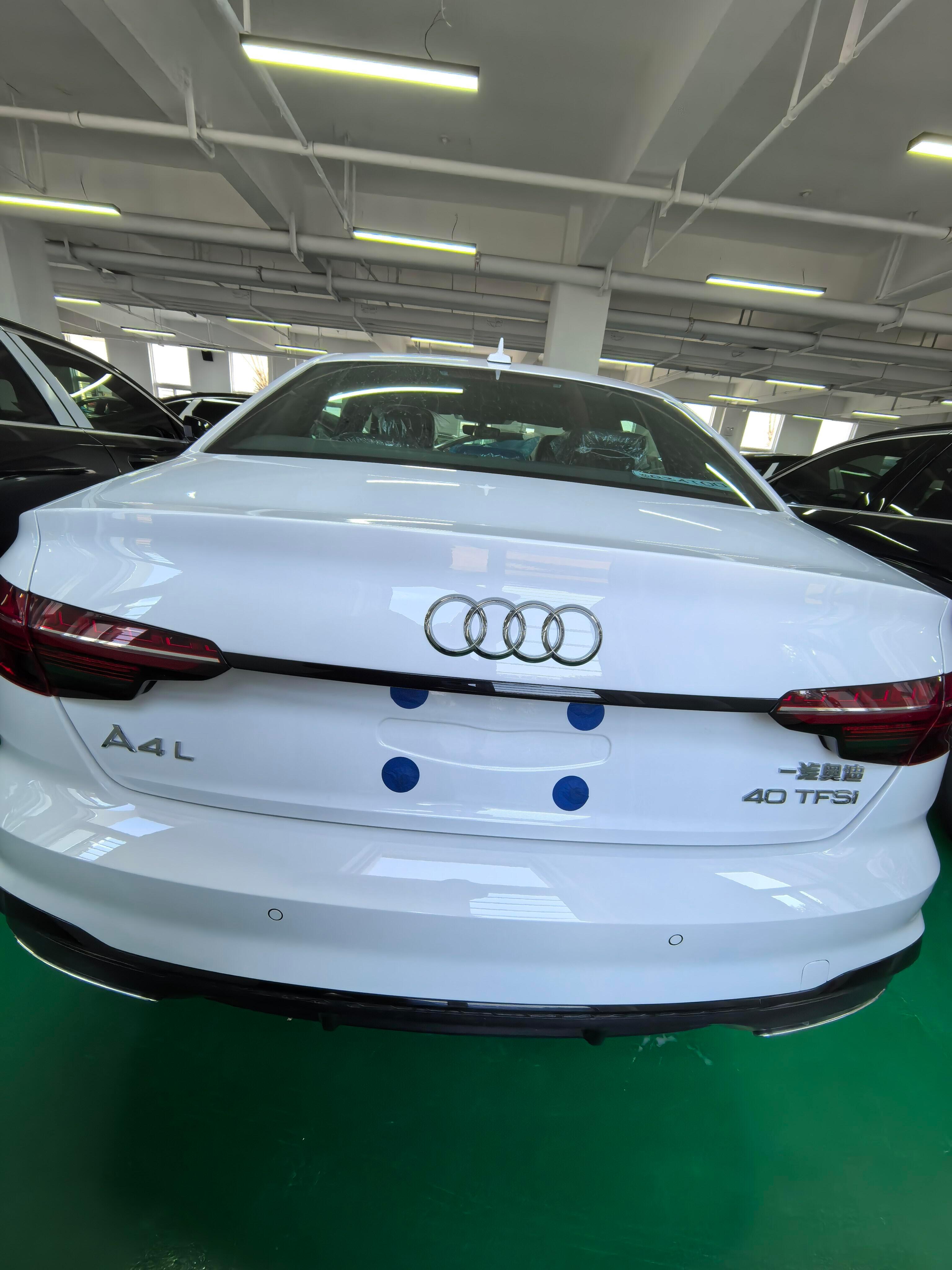 奥迪A4L40豪华指导价309800全款优惠123000裸车186800税1