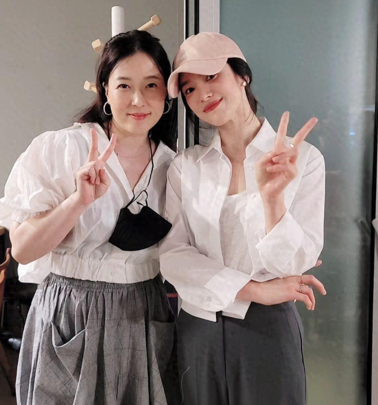 宋慧乔白衬衫经常与半身裙组合，相信很多人都看腻了，那么白衬衫与裤子搭配会呈现什
