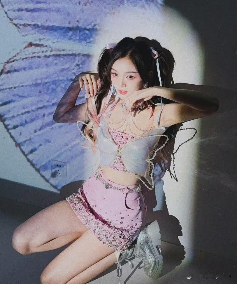 哇，吴宣仪这个蝴蝶造型真的美到我啦！！双马尾+粉发漂染也太甜了吧，简直是从漫画