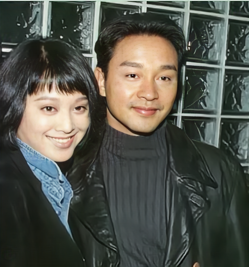 1995年的香港片场，《新上海滩》的“鸳鸯浴”戏份准备开拍。蒸汽弥漫的浴室布