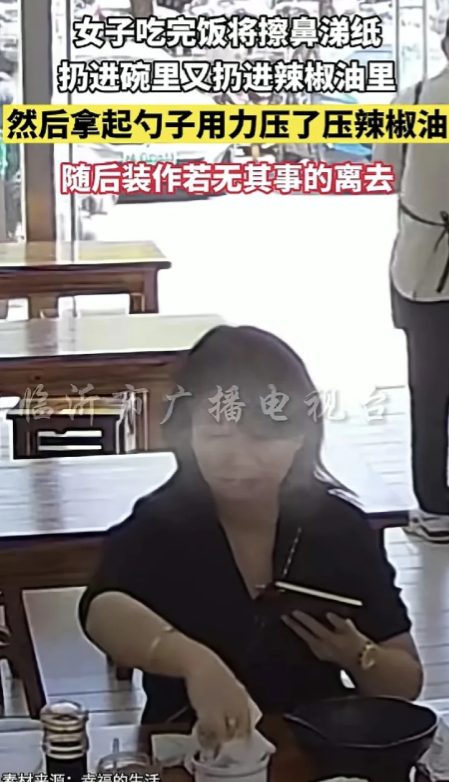 上海，一街边小店，一女子刚吃完饭，她抽出纸巾擤鼻涕，擤完之后，把纸巾扔在碗里，她