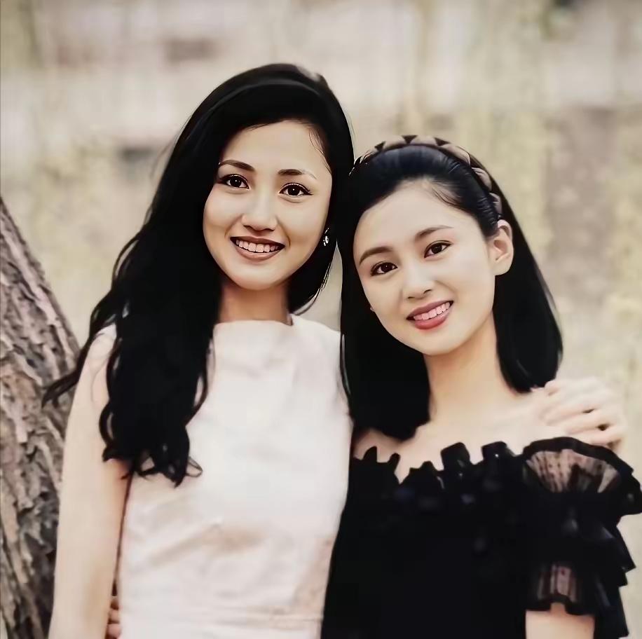 以前觉得陈红特别漂亮美如天仙后来看了这个照片，才知道人外有人陈红无论是貌