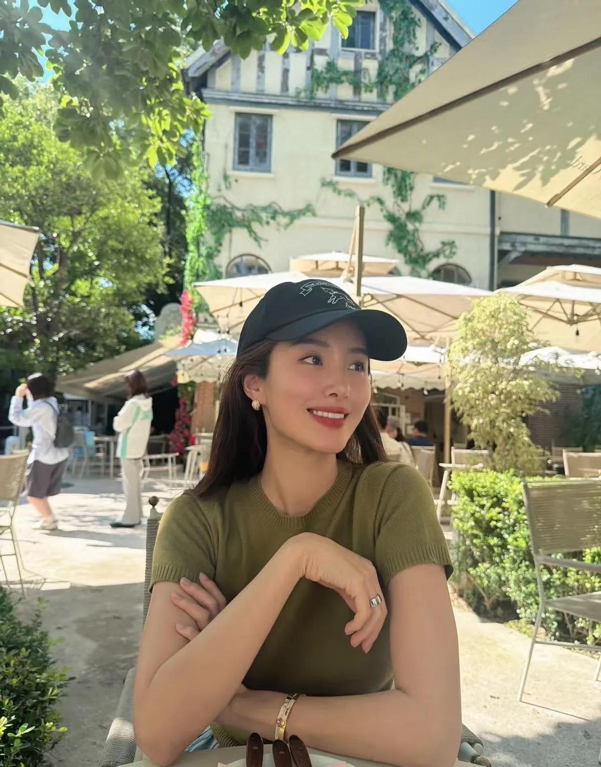 杨采钰真的很懂日常穿搭！橄榄绿针织短袖搭配浅蓝半身裙，撞色柔和耐看。配上棒球