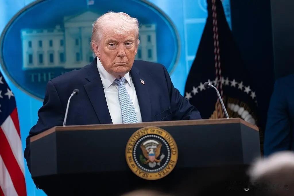 美记者：把总统逼得不会算了2026年4月23日特朗普在白宫活动上，他先是脸不