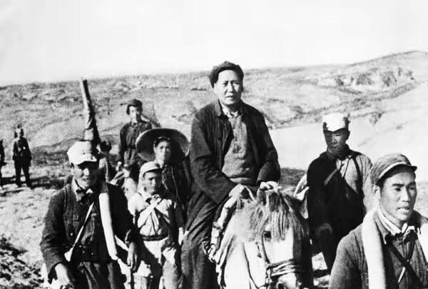 1935-1948年，毛泽东在陕北13年，国民党围追堵截，在陕北毛泽东转战南北。