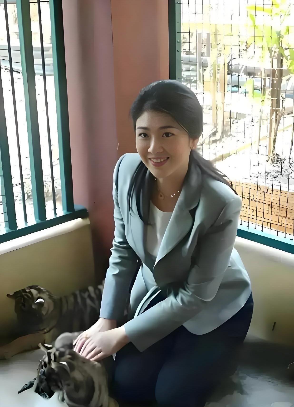 她太美了，五官大气又美又飒，这满是光泽的脸蛋，还有简单的服饰，一看就是骨子里散发