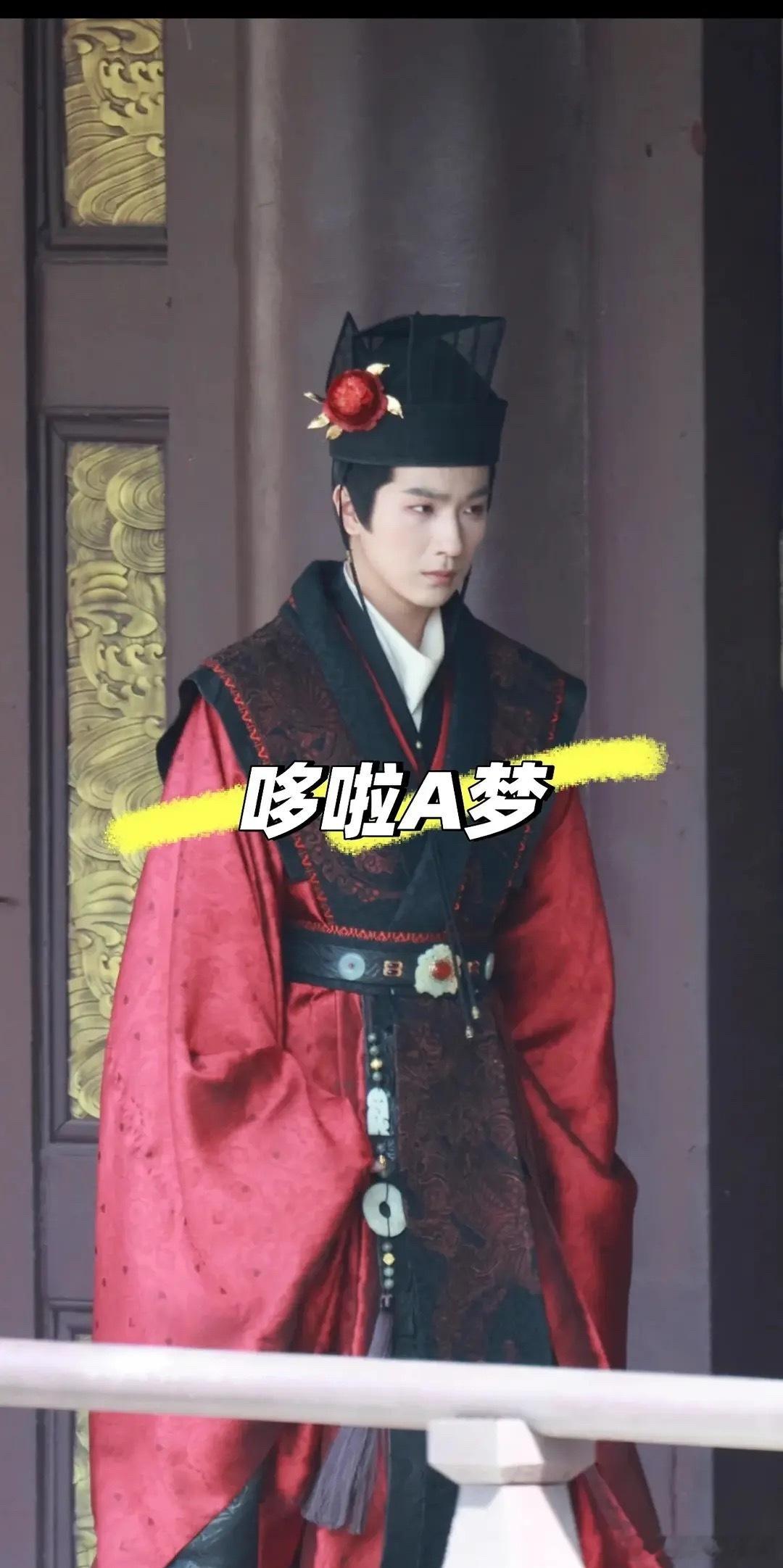 微驼的背，搭配这个大红花红衣服，完了