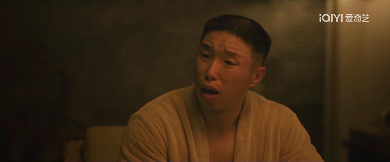 《低智商犯罪》里面那两个悍匪是真的“憨”啊！两人抢完周荣，还敢拿着周荣的会所