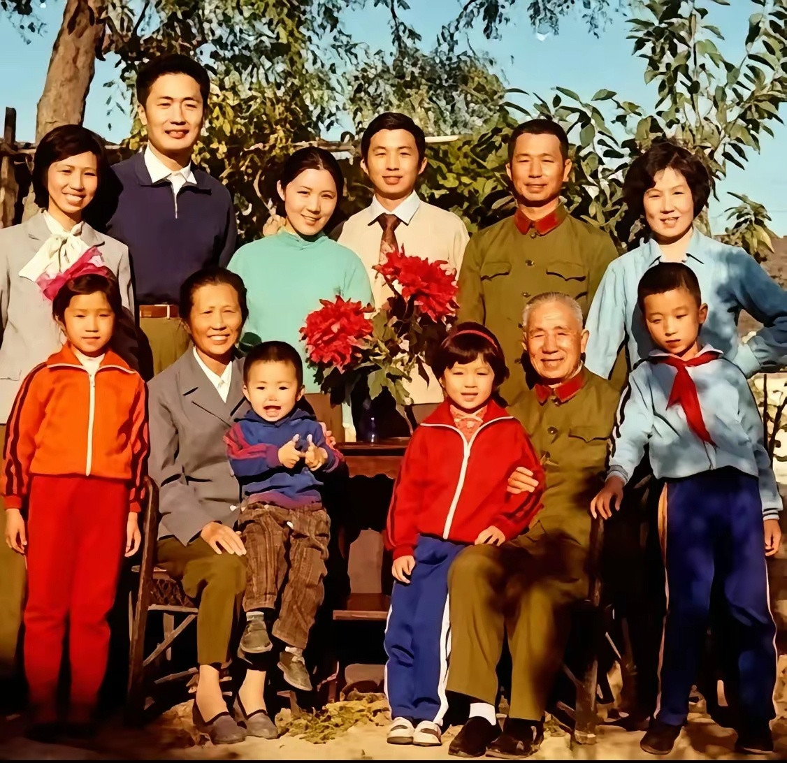 1983年，粟裕大将人生最后一张完整全家福，儿孙绕膝，温馨幸福。​​​