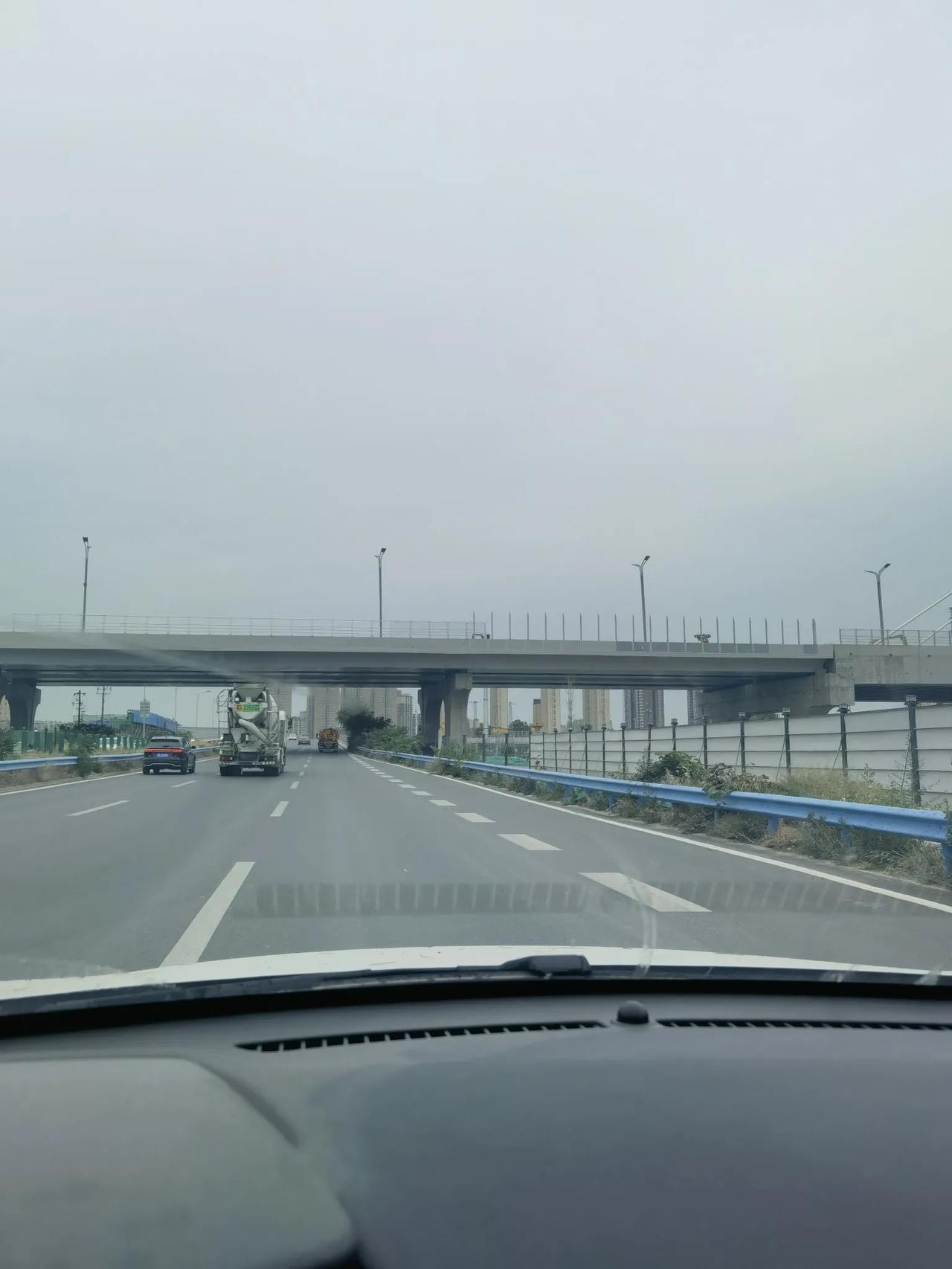 看看西安建成后的幸福桥，目前辅道正在布满脚手架、加紧施工，期待辅道全面建成，让西