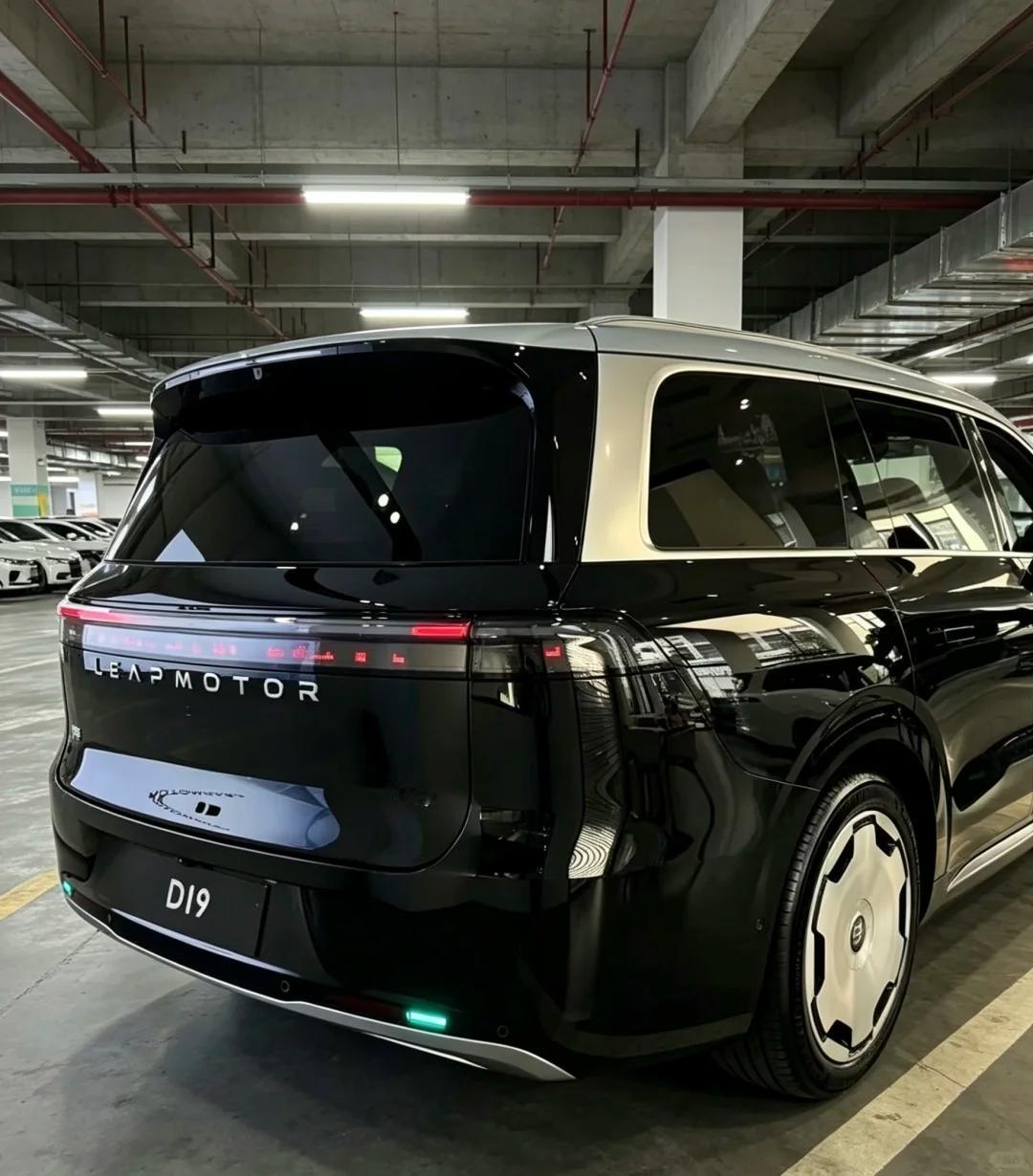 坐进后排三秒我就分出来了，精装房和毛坯房的区别去店里看零跑D19，销售让我坐进