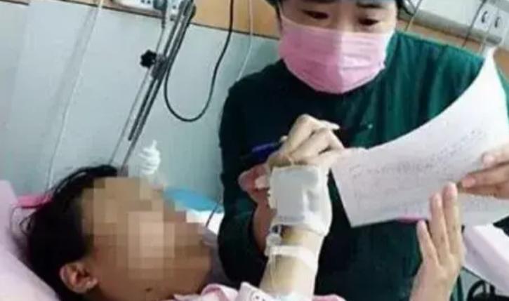 剖腹产前医生解开孕妇衣服，肚皮上一行字让所有人泪崩：消防员丈夫的遗愿