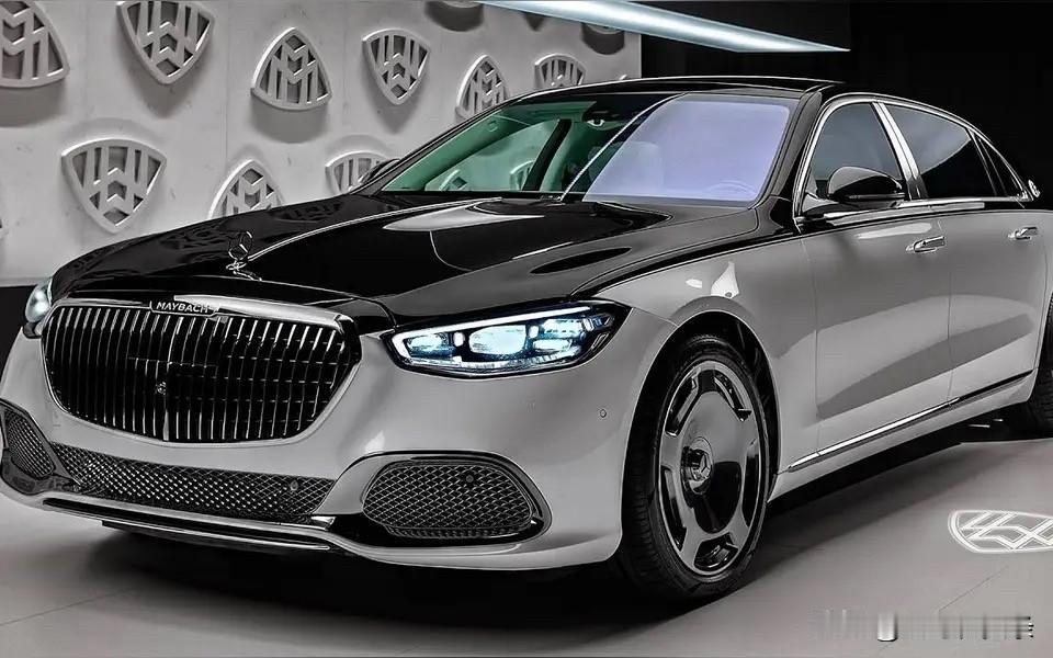 400多万的迈巴赫S680堪称极品座驾，是顶级大佬和巨星的心头好。驾驶方面，方向