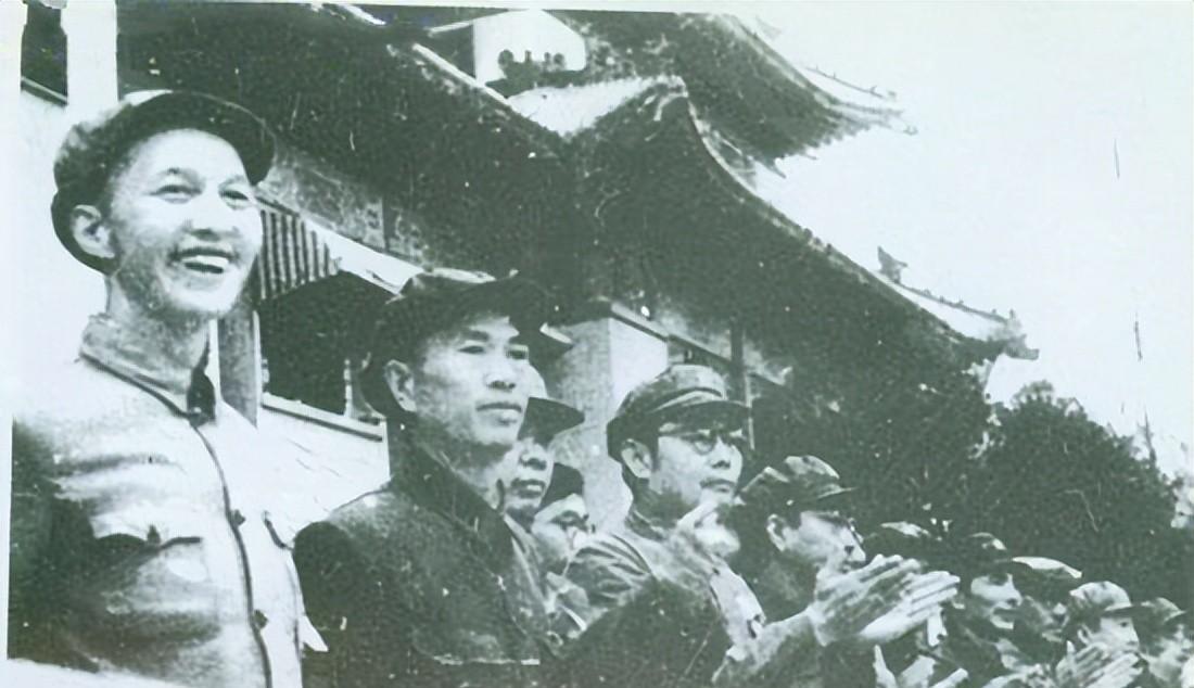 1978年彭德怀追悼会上，听着悼词的洪学智泪流满面：老总，安息吧1978年12
