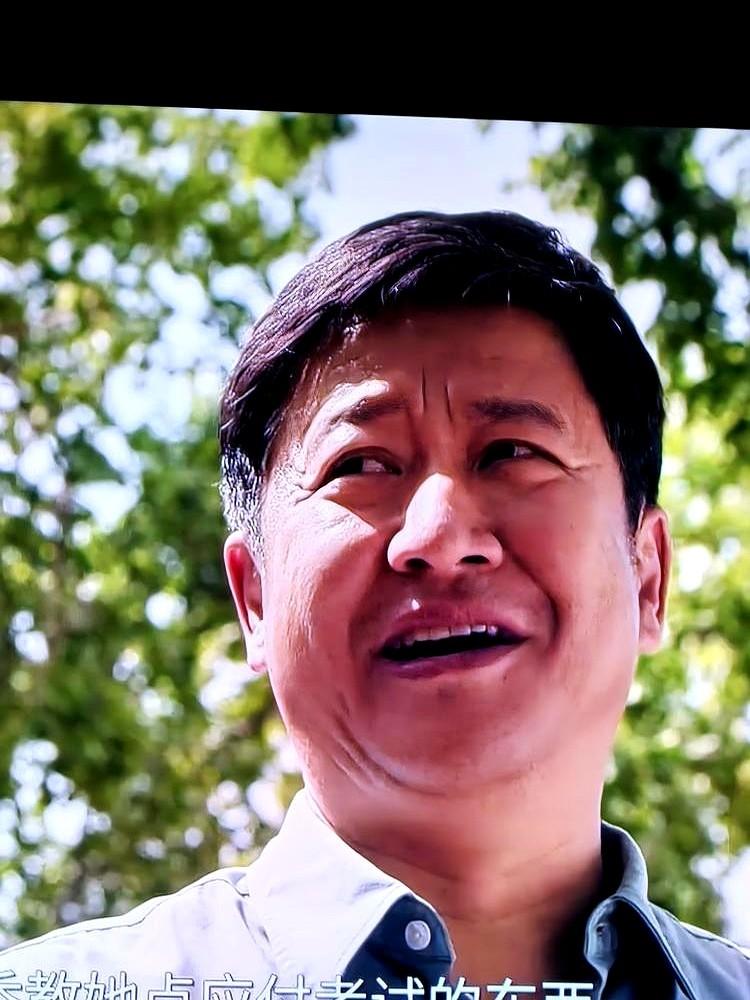 张国强差点因为声音，被骂上热搜。他在《藏海传》里演皇帝，一开口，观众就炸了，