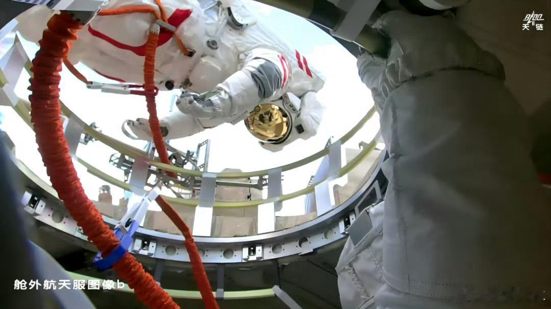 昨天神舟21航天员乘组给咱们的空间站加装了附加装甲，用来抵御空间碎片的撞击，为中