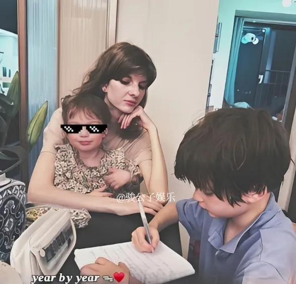 董力晒阿诺和两个孩子的照片，祝阿诺母亲节快乐，配文“感谢妈妈的碎碎念念，温暖了我