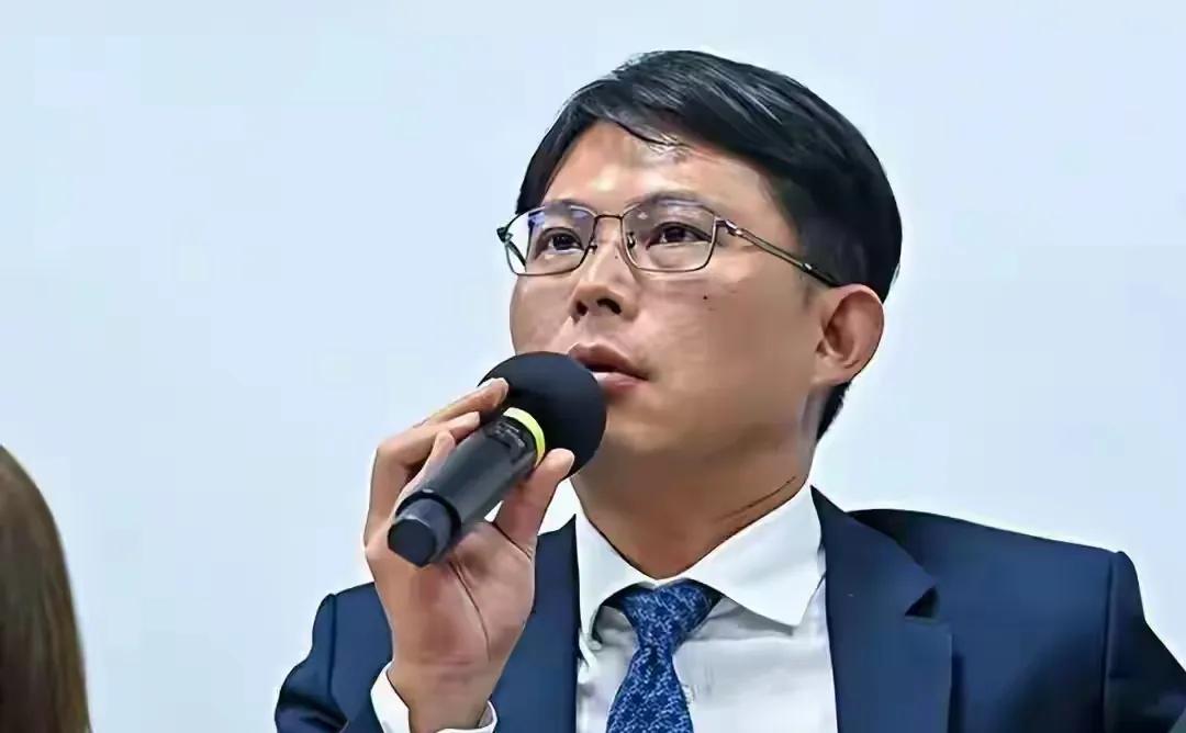 韩国瑜做出退让后，卓荣泰不装了！黄国昌道出关键！众所周知，蓝白绿在立院围绕着提
