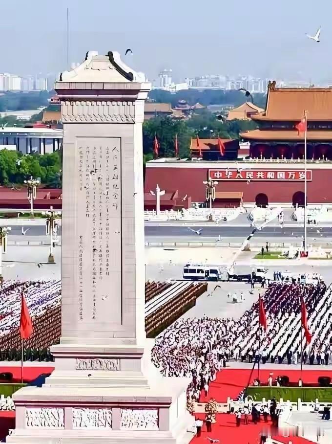 这座为了纪念英雄而生的国家级丰碑，通篇竟然没有提到党名，甚至连“领导”、“指引”