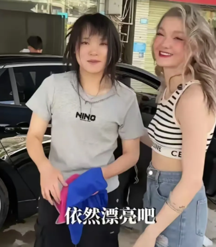 在成都武侯区金花桥街道，一家名为“新起点”的洗车店最近成了网红。一个外国女孩一家