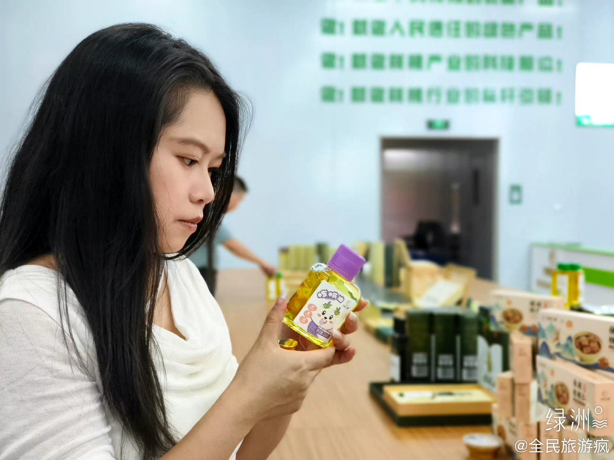 甘味九源核桃油：源头有光婷婷在果园深处缓步穿行，没有刻意摆拍，只有对自然的敬畏