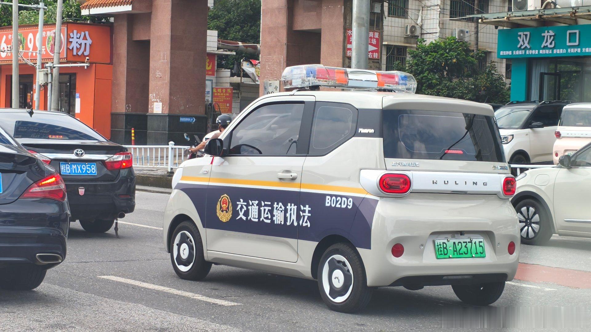 这是当真的吗？开这个执法大货车真的会听吗？这也太萌了吧？哈哈哈