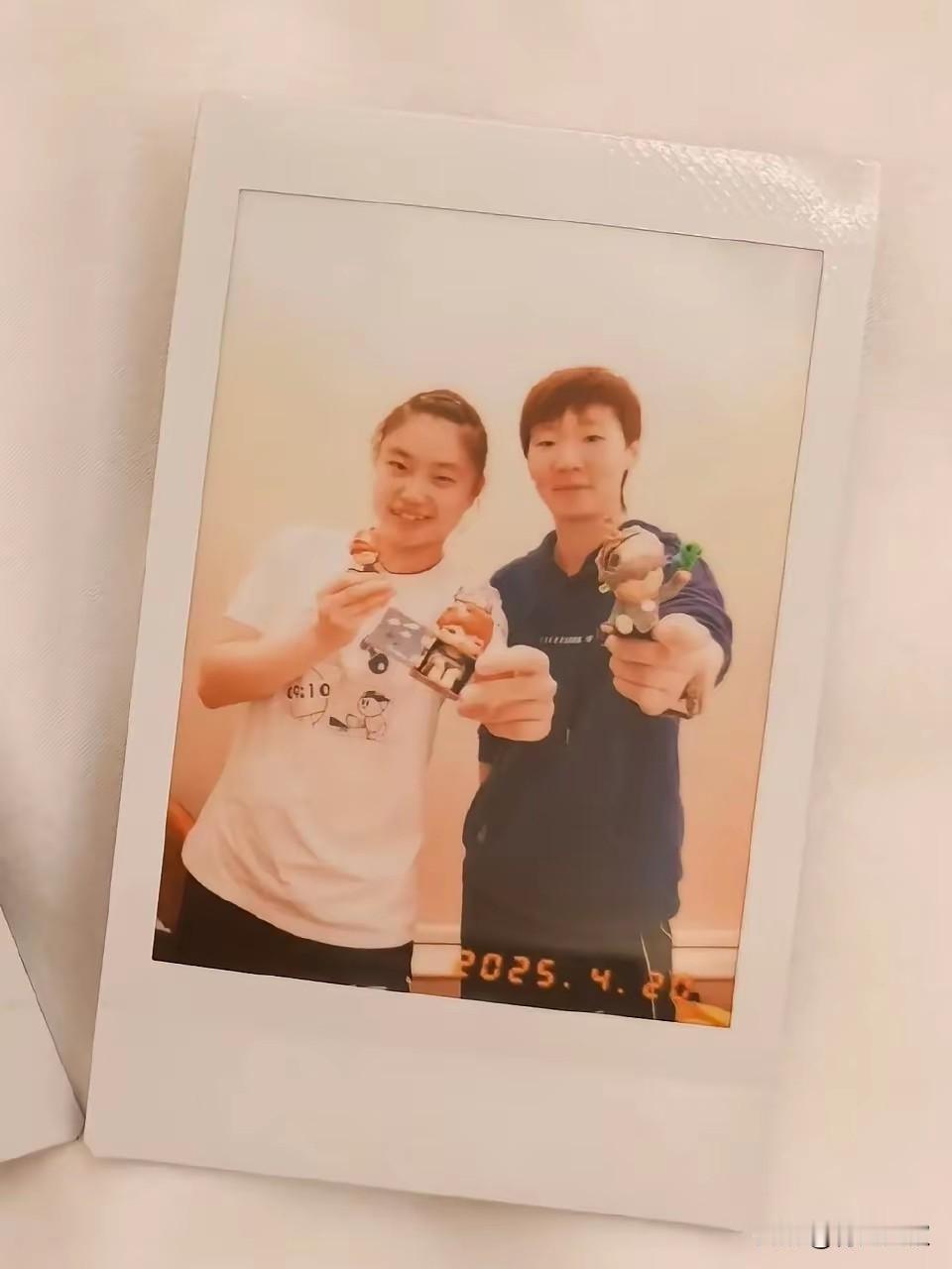 2026年新年第一天，徐奕便发了她和王曼昱的照片！看到出她眼里只有鳗鱼！而