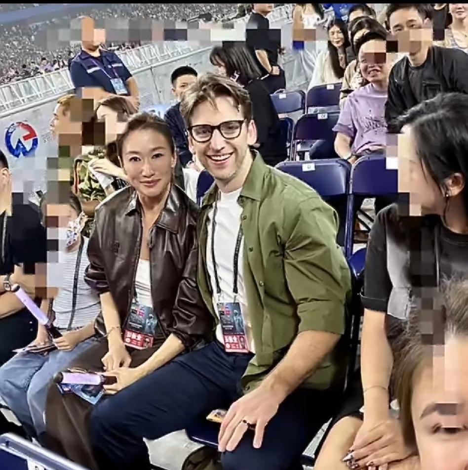 谢婷婷与丈夫现身深圳，力挺哥哥谢霆锋演唱会。她五官立体，混血气质出众，遗传了母亲