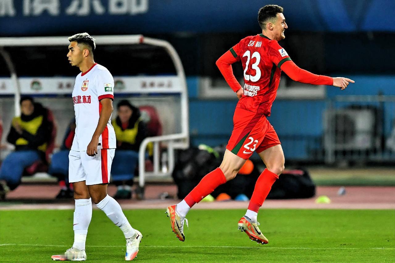 赛季初期，河南队面临内忧外患，8轮比赛仅拿到7分，排在倒数第四，球队士气低落，更