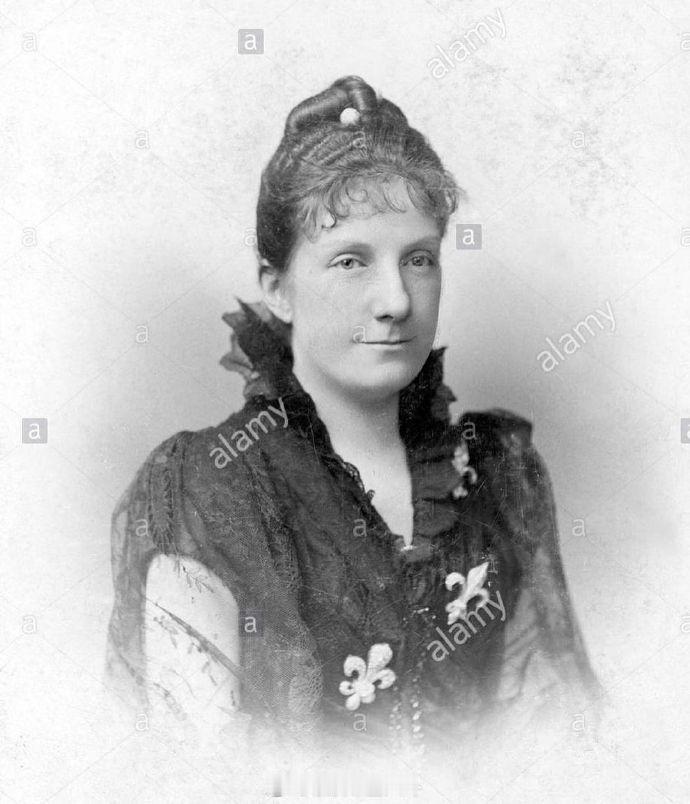 鸢尾胸针，原本有大小不一三只，曾属于西班牙伊莎贝尔二世女王。鸢尾为法国波旁家族的