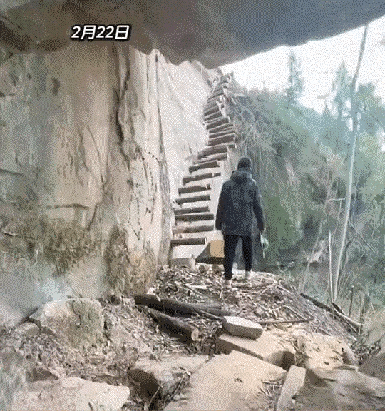 真没想到！女孩第一次跟男友回老家，男友早就提醒她：家里有段路不太好走。女孩当时还