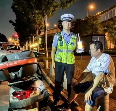 查酒驾被顶行驶600米！武汉交警蒋仲超牺牲细节曝光，遗体告别今日举行！根据极