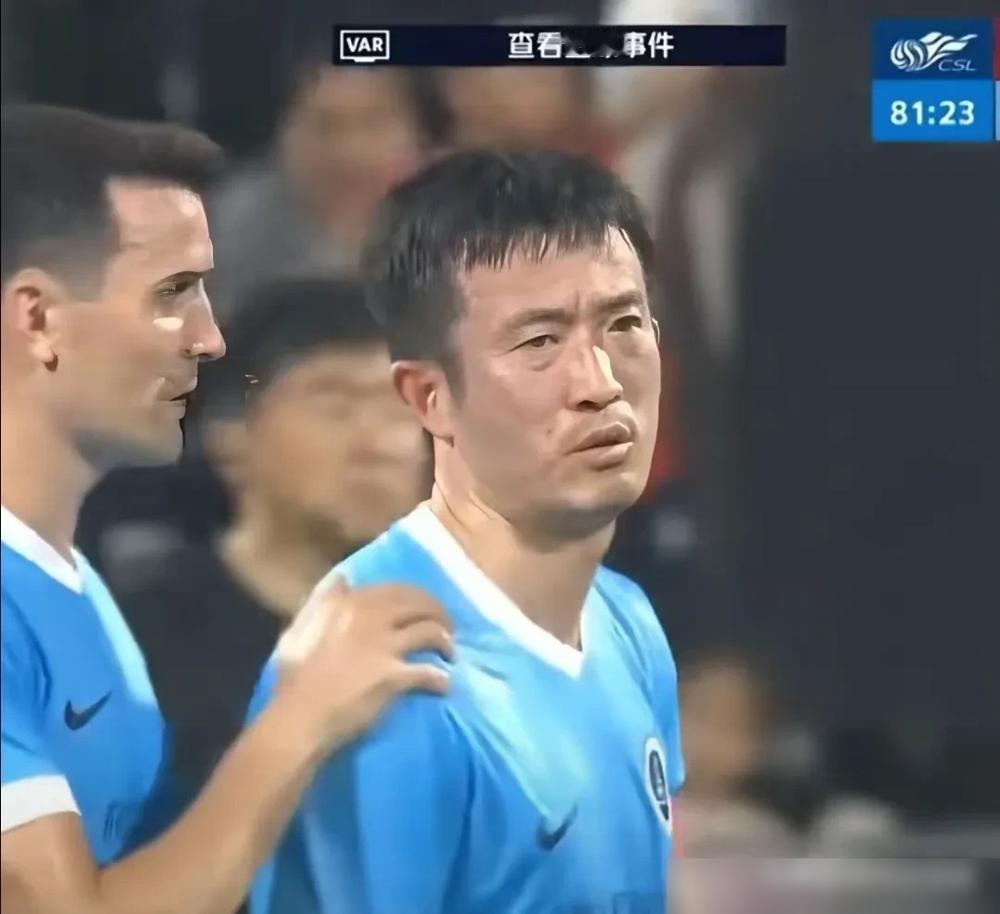 足协的尺子，能量两个人？22岁国脚李镇全被口型定罪停赛，老将姜至鹏指着对手鼻子骂