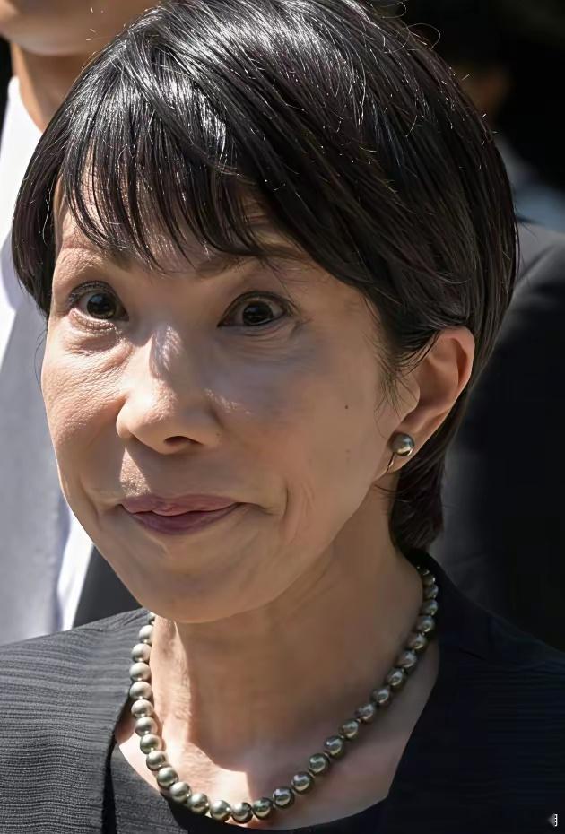 大家看看，高市早苗的长相，特别是鼻子下到嘴巴的长度，像不像一只大马猴？