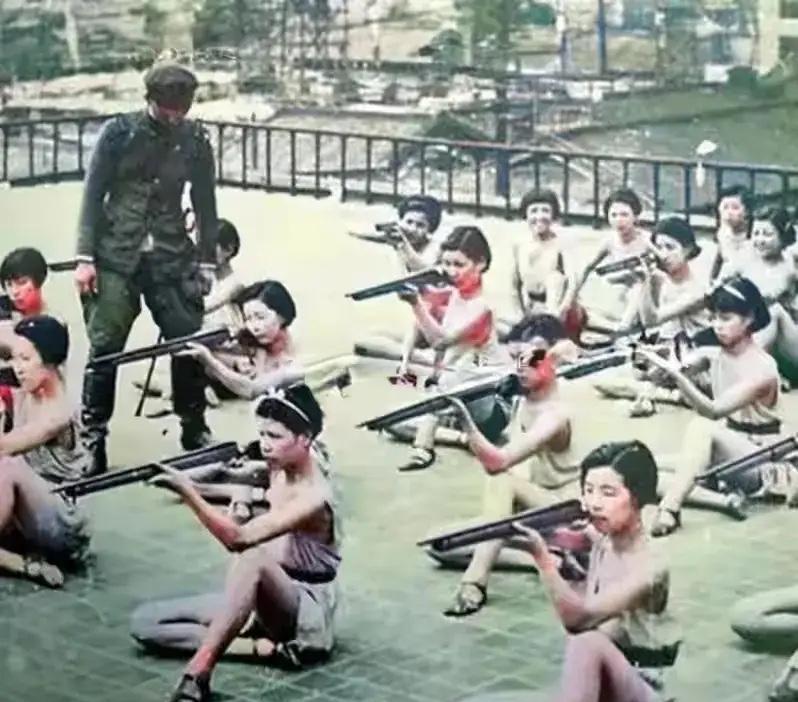 日本鬼子在侵略我们的时候，它们是举国狂欢，全民皆兵，不管是大人还是小孩，不管男人