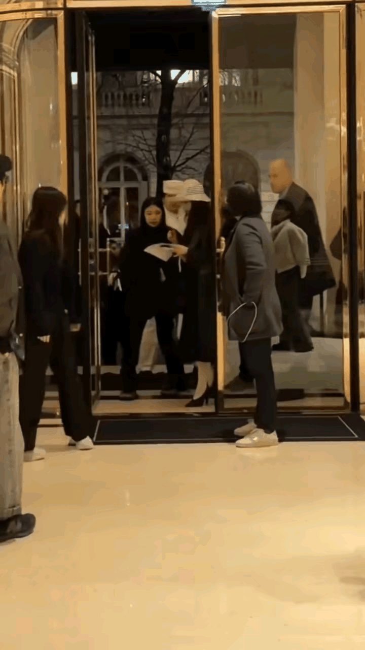 即使远在国外，刘亦菲也是大明星，身边也有好多保镖保护