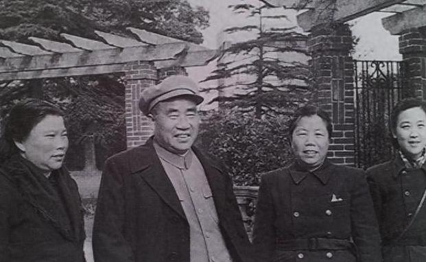 1953年，朱德去邓子恢家做客，见到12岁的邓苏生，在旁边倒酒很诧异，忍不住问道