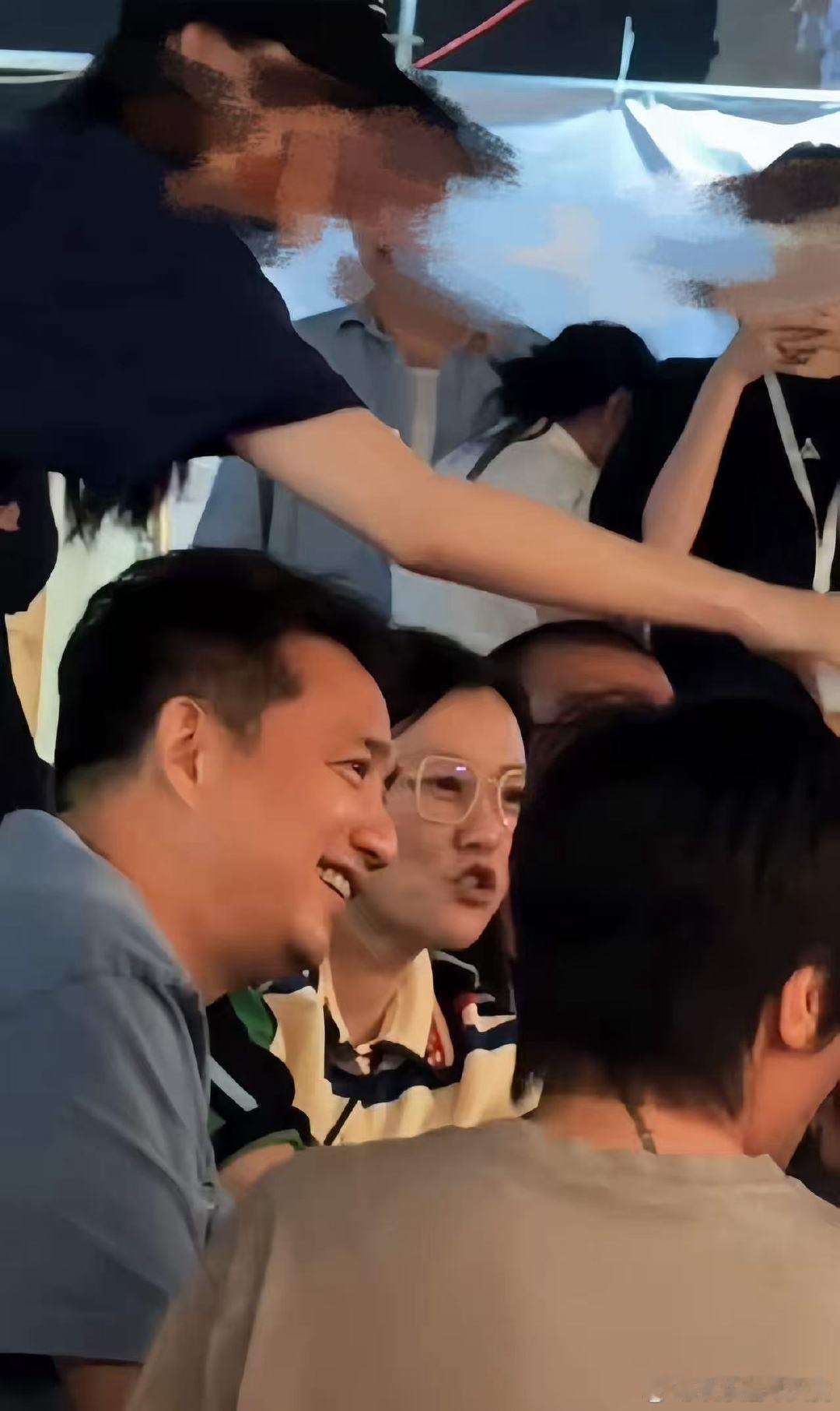 黄磊与郝蕾凌晨聚餐黄磊与郝蕾凌晨聚餐，一行人坐在地摊吃东西喝点小酒黄磊郝蕾凌晨