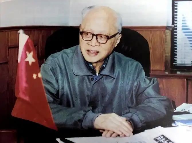 整个西方至今都想不通，1960年苏联专家撤走、烧毁所有核机密时，中国连个原子弹的