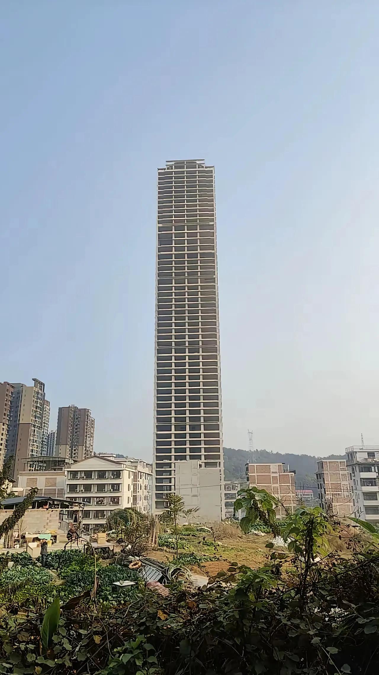 娄底第一高楼，建了那么多年，以要封子顶之前就说了几遍要烂尾。最后还真的成真了，