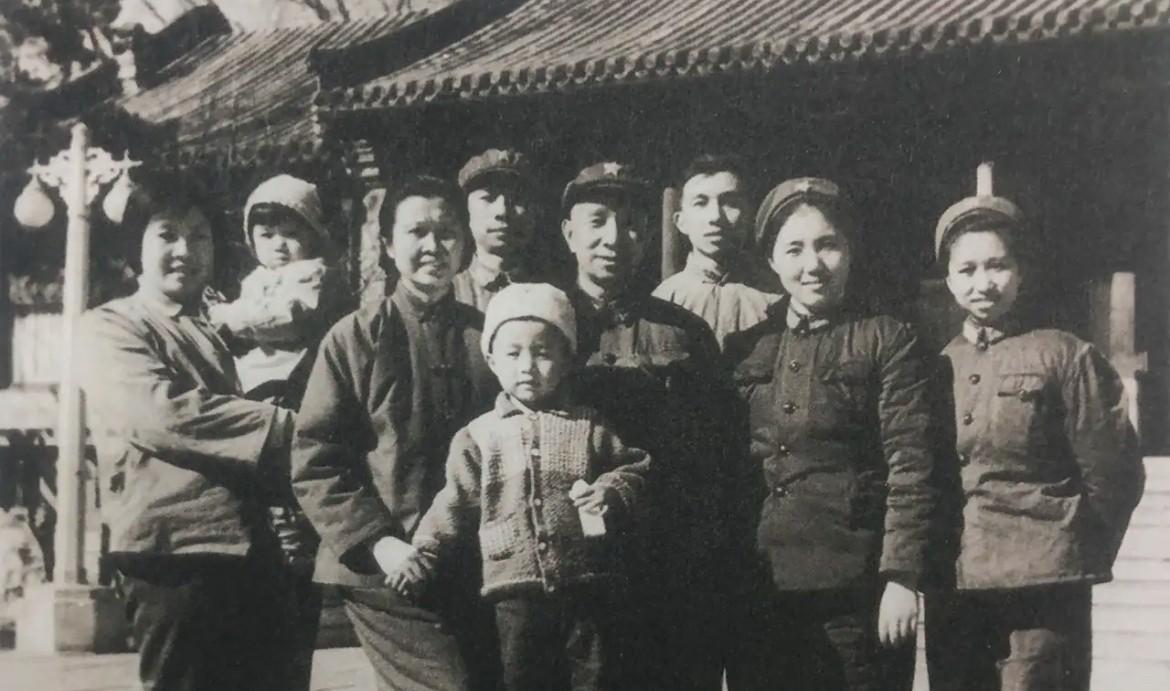 1974年春节，粟裕大将与家人的合影记录了这一革命家庭温馨团聚的瞬间。粟裕拒绝为
