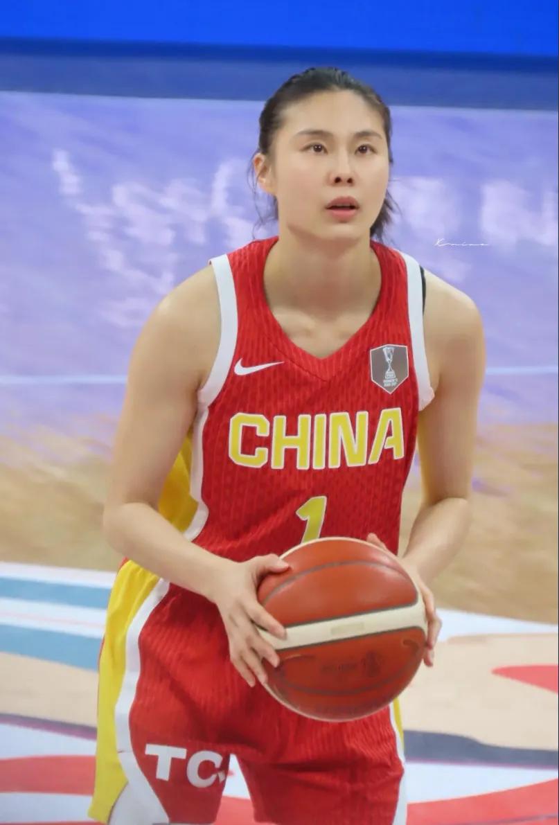 不舍！下届大赛可能很难再见到这几位女篮姑娘1、王思雨，30岁，1米75，大心