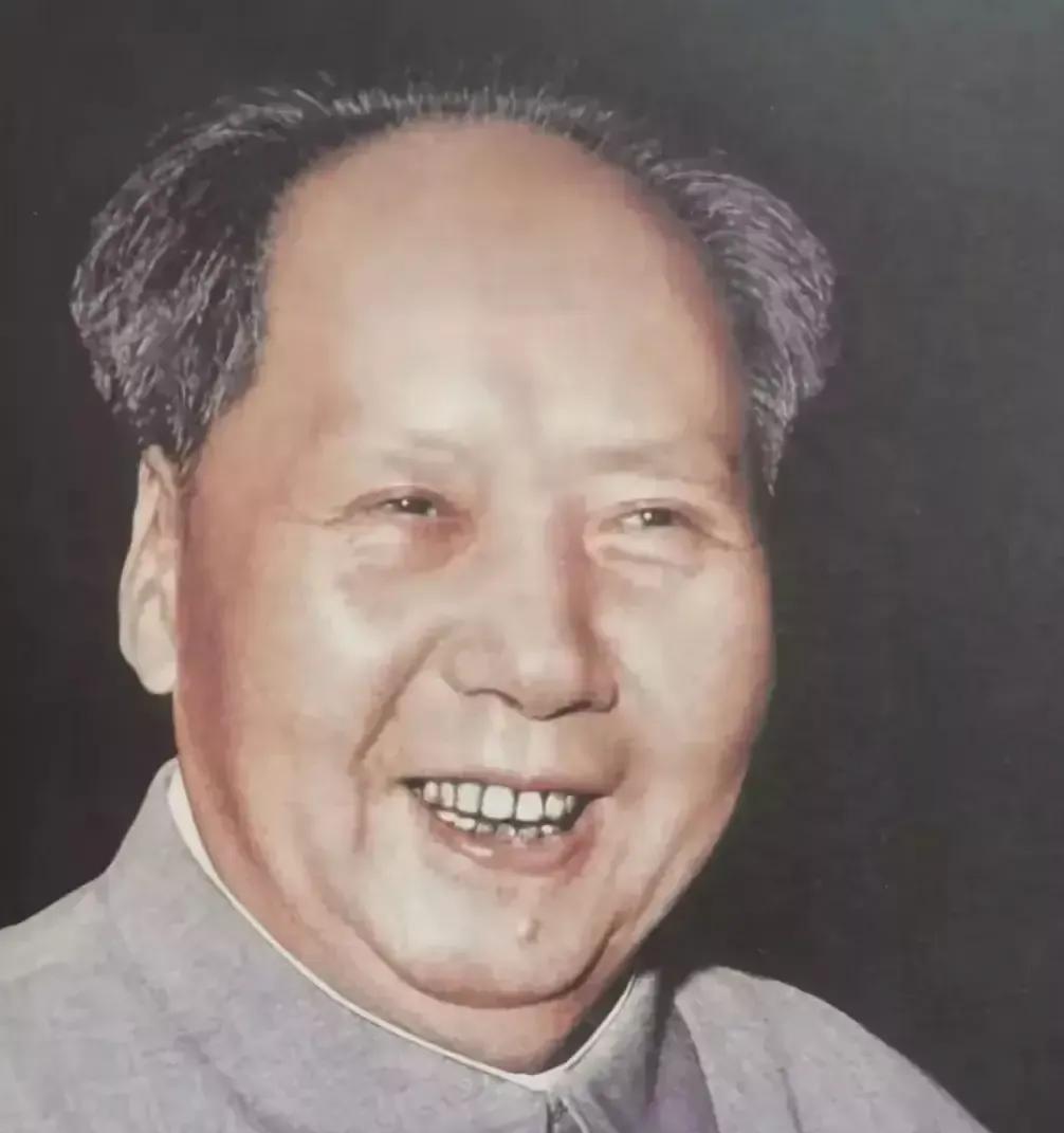 毛主席路遇青年，主动打招呼，亲切交谈，嘘寒问暖，笑容满面，举止温柔，笑容灿烂，随